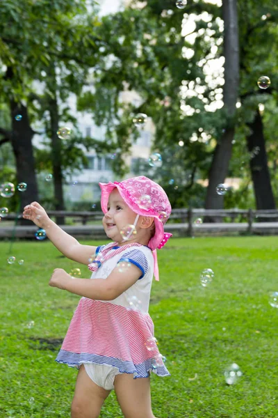 Retrato de um bebê e bolhas de sabão — Fotografia de Stock