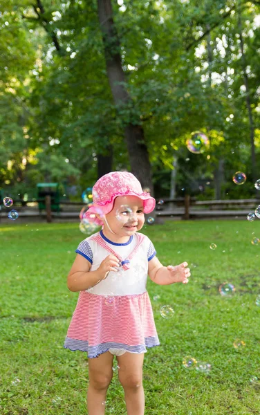 Retrato de um bebê e bolhas de sabão — Fotografia de Stock