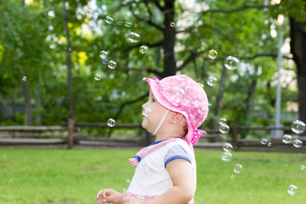 Retrato de un bebé y burbujas de jabón — Foto de Stock