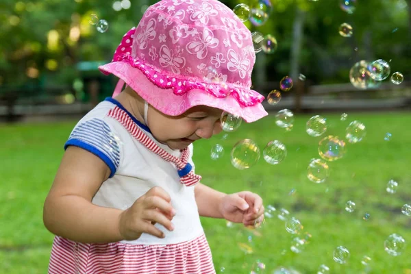 Retrato de um bebê e bolhas de sabão — Fotografia de Stock