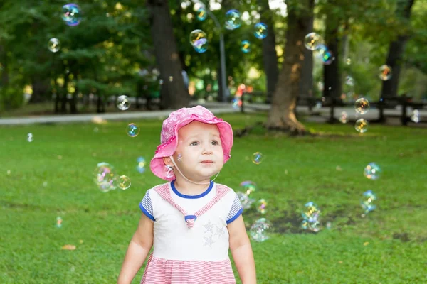 Retrato de um bebê e bolhas de sabão — Fotografia de Stock