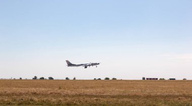 Engels, Rusya - 19 Ağustos 2017: Hava Filosu gün. Askeri uçak bombardıman çıkartıyor