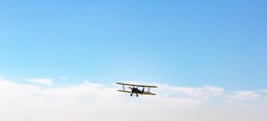 Çift kanatlı hava gökyüzünde