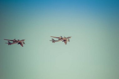 Engels, Rusya - 19 Ağustos 2017: Hava Filosu gün. Havada gökyüzüne askeri bombacı