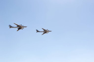 Engels, Rusya - 19 Ağustos 2017: Hava Filosu gün. Havada gökyüzüne askeri bombacı