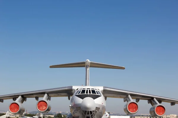 Engels, Rusland - 19 augustus 2017: Air vloot Day. Militaire vliegtuigen op een militair vliegveld op de baan — Stockfoto