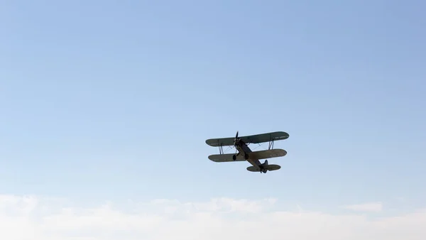 Dvouplošník na obloze, ve vzduchu — Stock fotografie