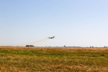 Engels, Rusya - 19 Ağustos 2017: Günün Hava Filosu. Havada gökyüzüne askeri bombacı