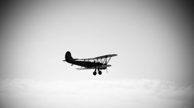 Çift kanatlı hava gökyüzünde