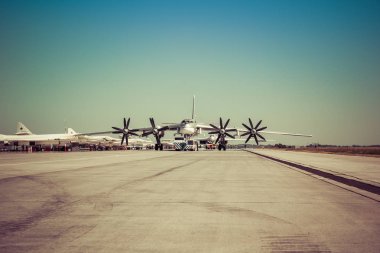 Engels, Rusya - 19 Ağustos 2017: Günün Hava Filosu. Askeri bir Havaalanı pist üzerinde askeri uçak