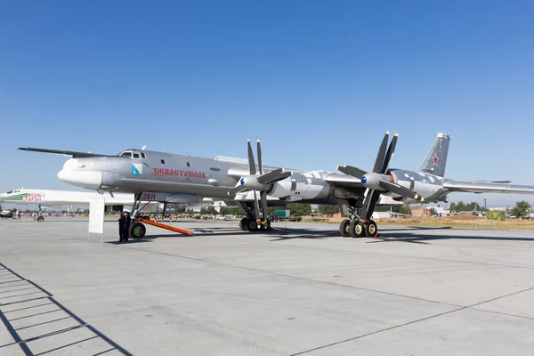 Engels, Russie - 19 août 2017 : Journée de la flotte aérienne. Avion dans le parc d'avions — Photo