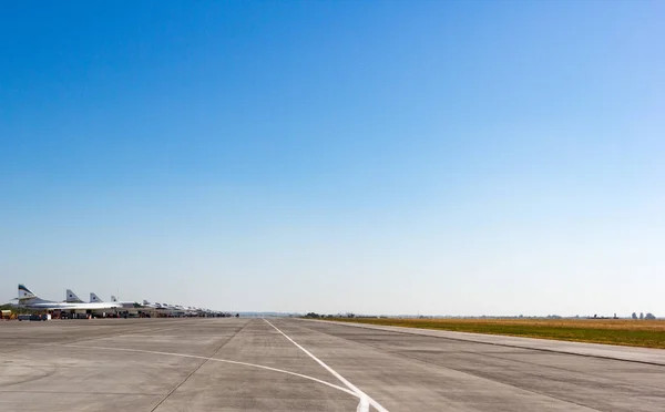 Engels, Rusya - 19 Ağustos 2017: Günün Hava Filosu. Askeri bir Havaalanı pist üzerinde askeri uçak