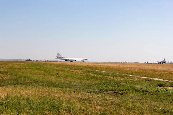 Engels, Rusia - 19 de agosto de 2017: Día de la Flota Aérea. Aviones militares en un aeródromo militar en la pista — Foto de Stock