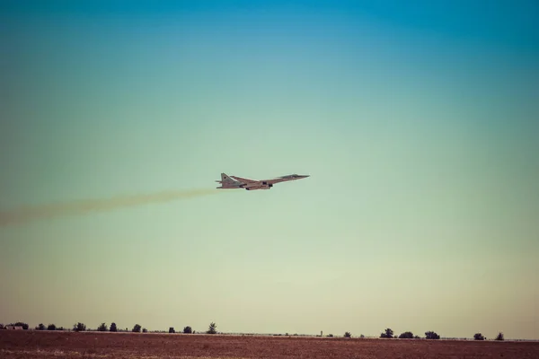 Engels, Rusland - 19 augustus 2017: Dag van de luchtvloot. Militaire bommenwerper in de lucht, in de hemel — Stockfoto