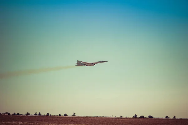 Engels, Russia - 19 agosto 2017: Giornata della flotta aerea. Bombardiere militare in aria, in cielo — Foto Stock