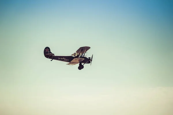 Engels, Russia - August 19, 2017: Day of the Air Fleet. Biplane in the sky, in the air — Stock Photo, Image