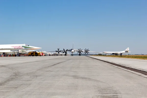 Engels, Rússia - 19 de agosto de 2017: Dia da Frota Aérea. Aeronaves militares em um aeródromo militar na pista — Fotografia de Stock