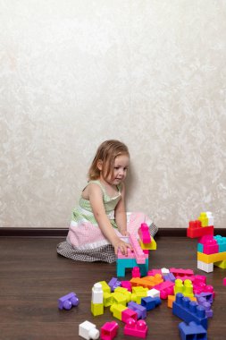 Çocuk inşaatçıda oynuyor.