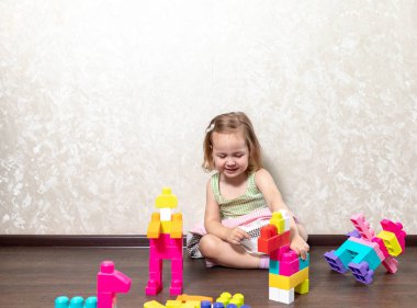 Çocuk inşaatçıda oynuyor.