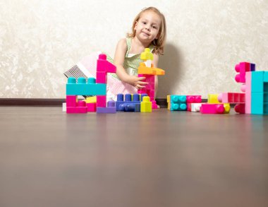 Çocuk inşaatçıda oynuyor.