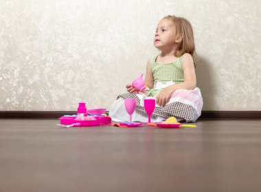 Mutfakta bir çocuk oynuyor. Çocuk yemek hazırlama oyunu oynuyor.