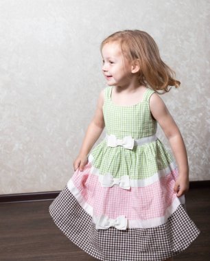 Dans eden, dans eden, gülen tatlı küçük kız.