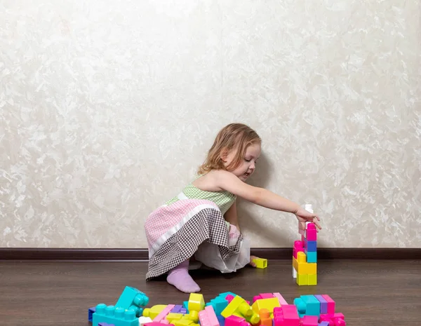 The child plays in the constructor — Stock Photo, Image