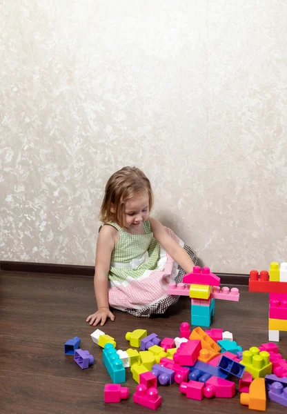 Dziecko bawi się w konstruktorze. — Zdjęcie stockowe