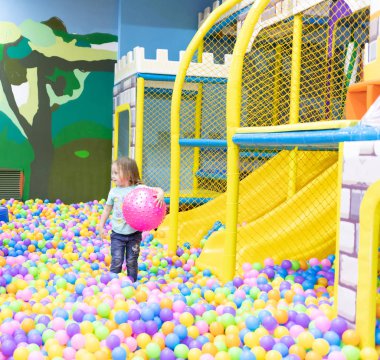 Çocuk eğlence merkezinde eğleniyor. Oyun merkezi