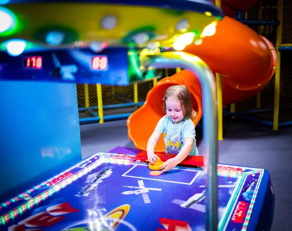 Child plays air hockey in an entertainment center — Stock Photo, Image