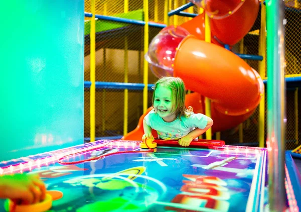 Child plays air hockey in an entertainment center — Stock Photo, Image