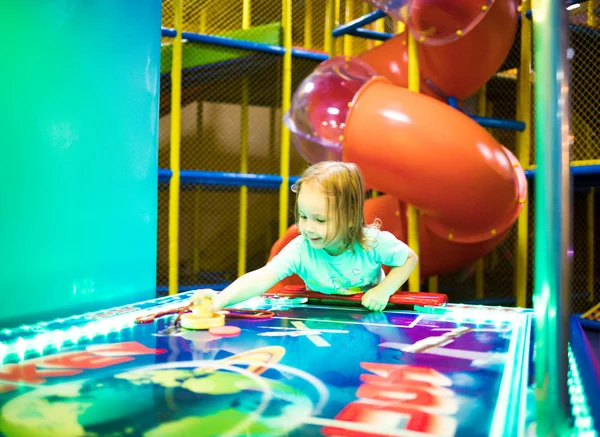 Child plays air hockey in an entertainment center — Stock Photo, Image