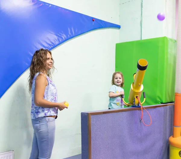 Un niño juega en una máquina tragaperras para niños en un entretenimiento —  Fotos de Stock