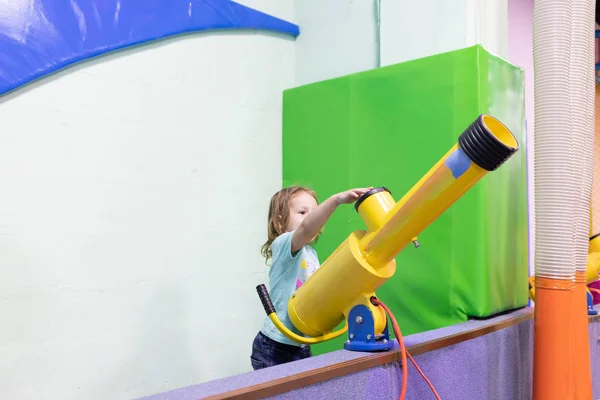 Un niño juega en una máquina tragaperras para niños en un entretenimiento —  Fotos de Stock