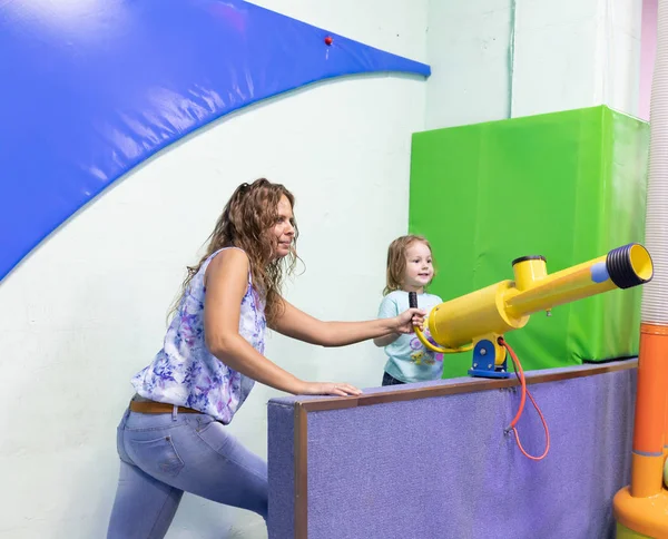 Un niño juega en una máquina tragaperras para niños en un entretenimiento —  Fotos de Stock