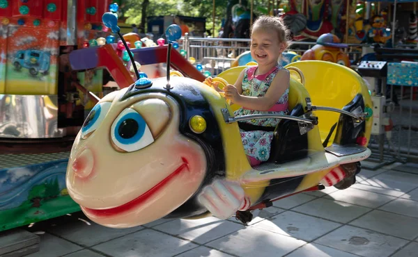 Un niño cabalga en un parque de diversiones. atracciones infantiles —  Fotos de Stock