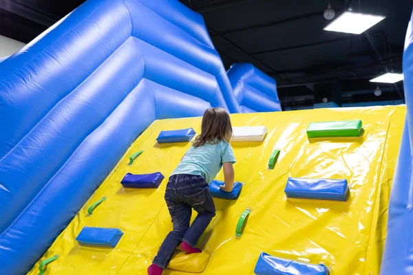 L'enfant joue amusant dans le centre de divertissement. Centre de jeu — Photo