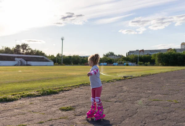 Niño aprende a patinar. Patinaje sobre ruedas —  Fotos de Stock