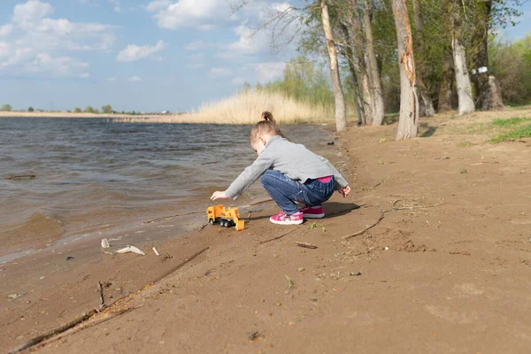 Niño juega con camión de juguete en la playa —  Fotos de Stock