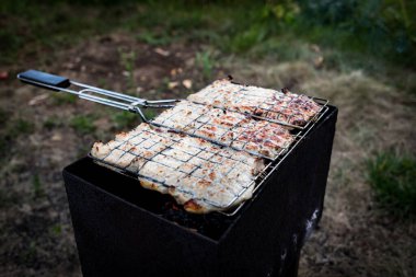 Bahçedeki ızgarada et biftekleri pişiyor. Izgara biftek..