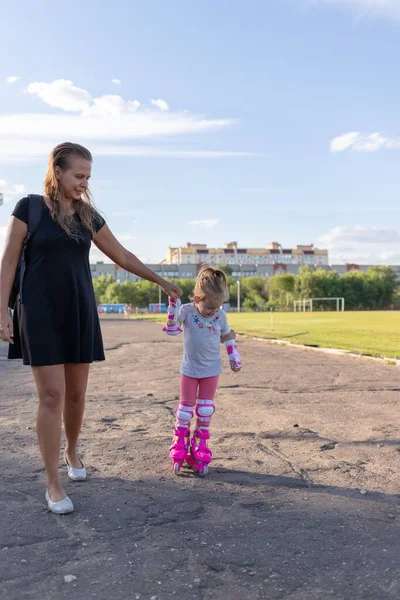 Niño Aprende Patinar Patinaje Sobre Ruedas —  Fotos de Stock