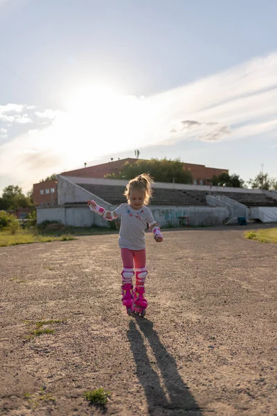 Niño Aprende Patinar Patinaje Sobre Ruedas —  Fotos de Stock