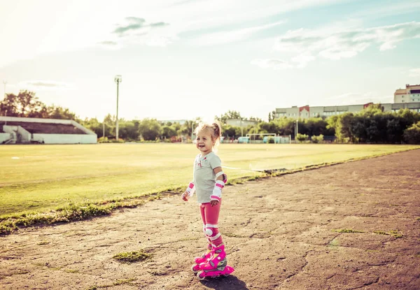 Niño Aprende Patinar Patinaje Sobre Ruedas —  Fotos de Stock