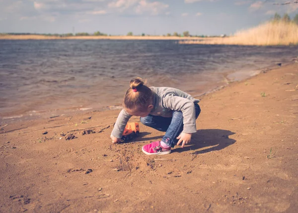 Дитина Грає Іграшковою Вантажівкою Пляжі — стокове фото