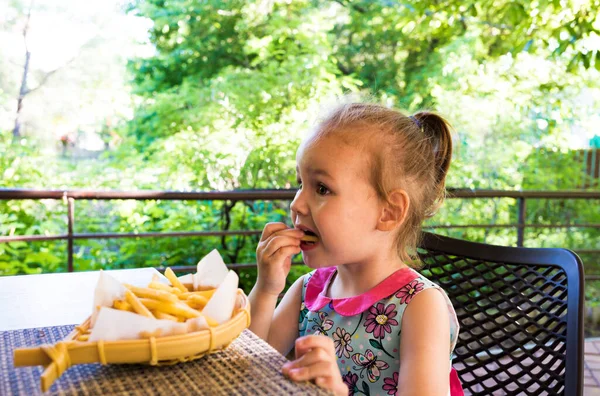 Child Eats French Fries Healthy Food — Stock Photo, Image