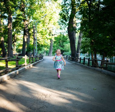 Neşeli bir çocuk dili dışarıda dışarı koşar. hız bulanıklığı efekti