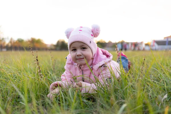 Child Lies Green Grass Autumn — Stock Photo, Image