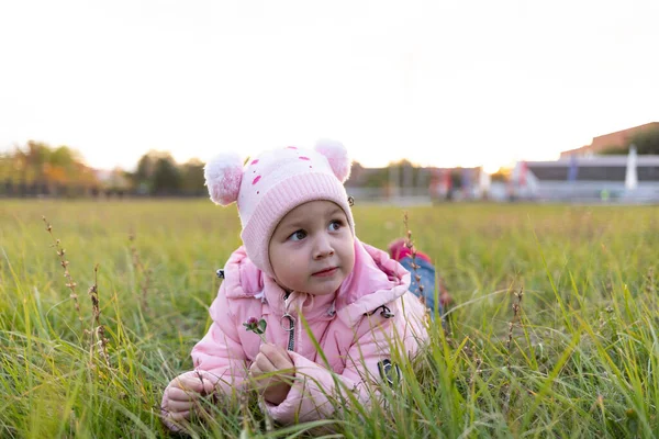 Child Lies Green Grass Autumn — Stock Photo, Image
