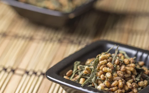 Genmaicha tea in black plate — Stock Photo, Image