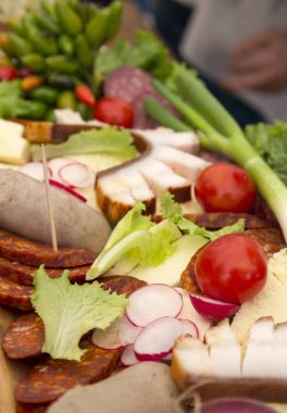 Et ve sebze ahşap bir masa üzerinde